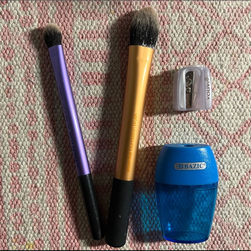 real techniques brushs X 2，Lip and Eye Pencil Sharpener X 2